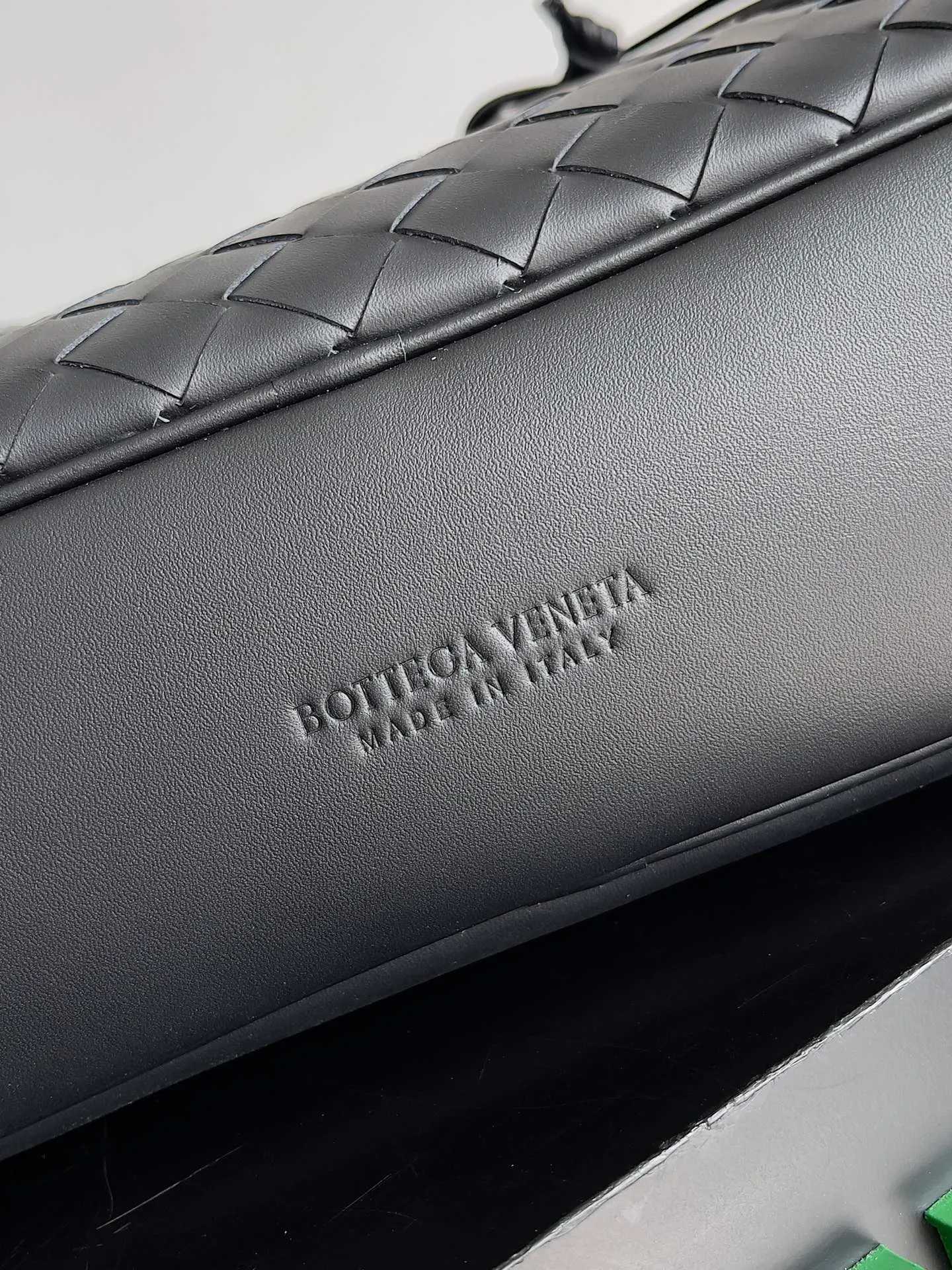 Batch 3020 Have you ever seen a briefcase that can be carried on your back? [Wit][Wit] BOTTEGA VENETA men's GETAWAY large briefcase. The practicality of being able to be carried on the back is indeed one of its major selling points. The design of the shoulder straps will not feel cumbersome even if worn for a long time. Whether it is a business meeting or daily diligence, you can do it with ease. Style number: 766361 Size: 39*28.5*8cm